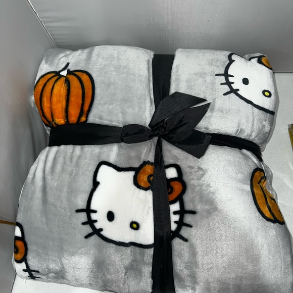 NEW RELEASE Hello Kitty Pumpkin FULL/QUEEN Blanket - Picture 4 of 4